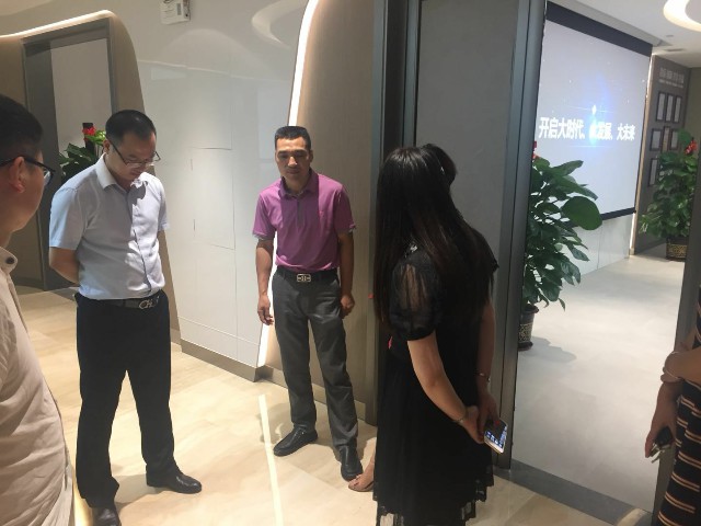 建材行業(yè)專家組團(tuán)參觀德利豐家居，探討巖板發(fā)(圖1)