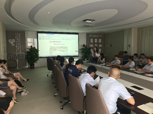 “精進(jìn)不休，提高效率”德利豐家居終端櫥柜上(圖3)