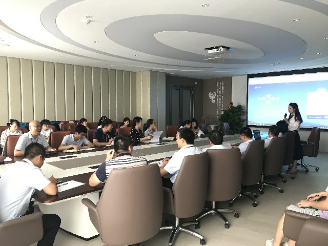 “精進不休，提高效率”德利豐家居終端櫥柜上