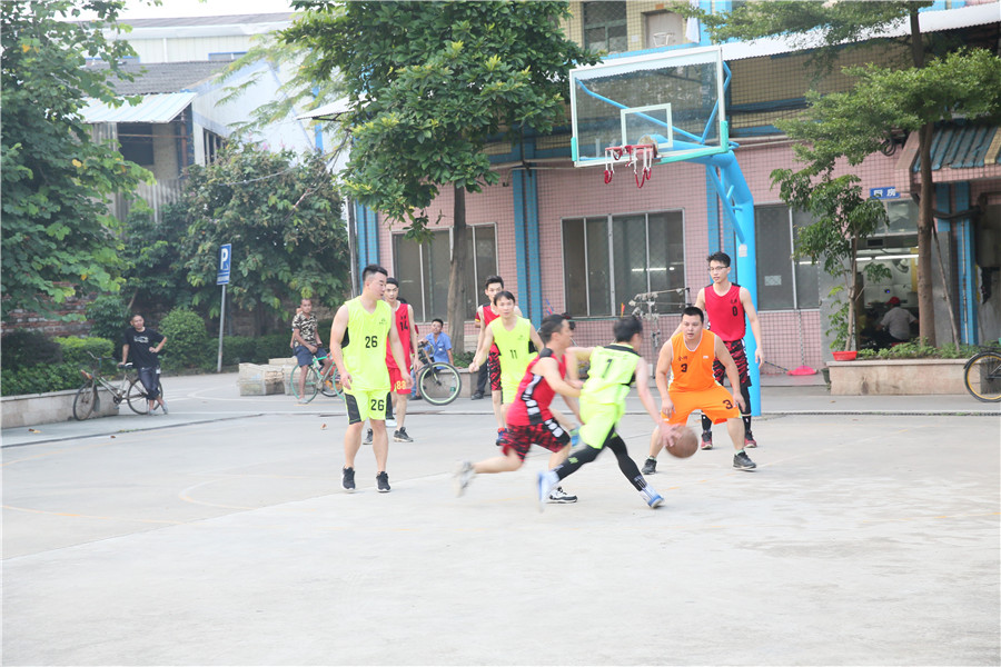 德利豐家居與金牌企業(yè)生產(chǎn)部籃球比賽展風采，(圖2)