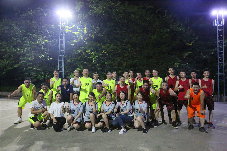 德利豐家居與金牌企業(yè)生產(chǎn)部籃球比賽展風采，