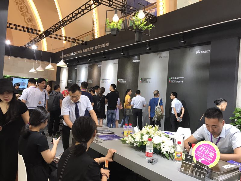 引領(lǐng)行業(yè)大風(fēng)尚—德利豐家居霸氣亮相上海設(shè)計(圖4) 引領(lǐng)行業(yè)大風(fēng)尚—德利豐家居霸氣亮相上海設(shè)計(圖4)